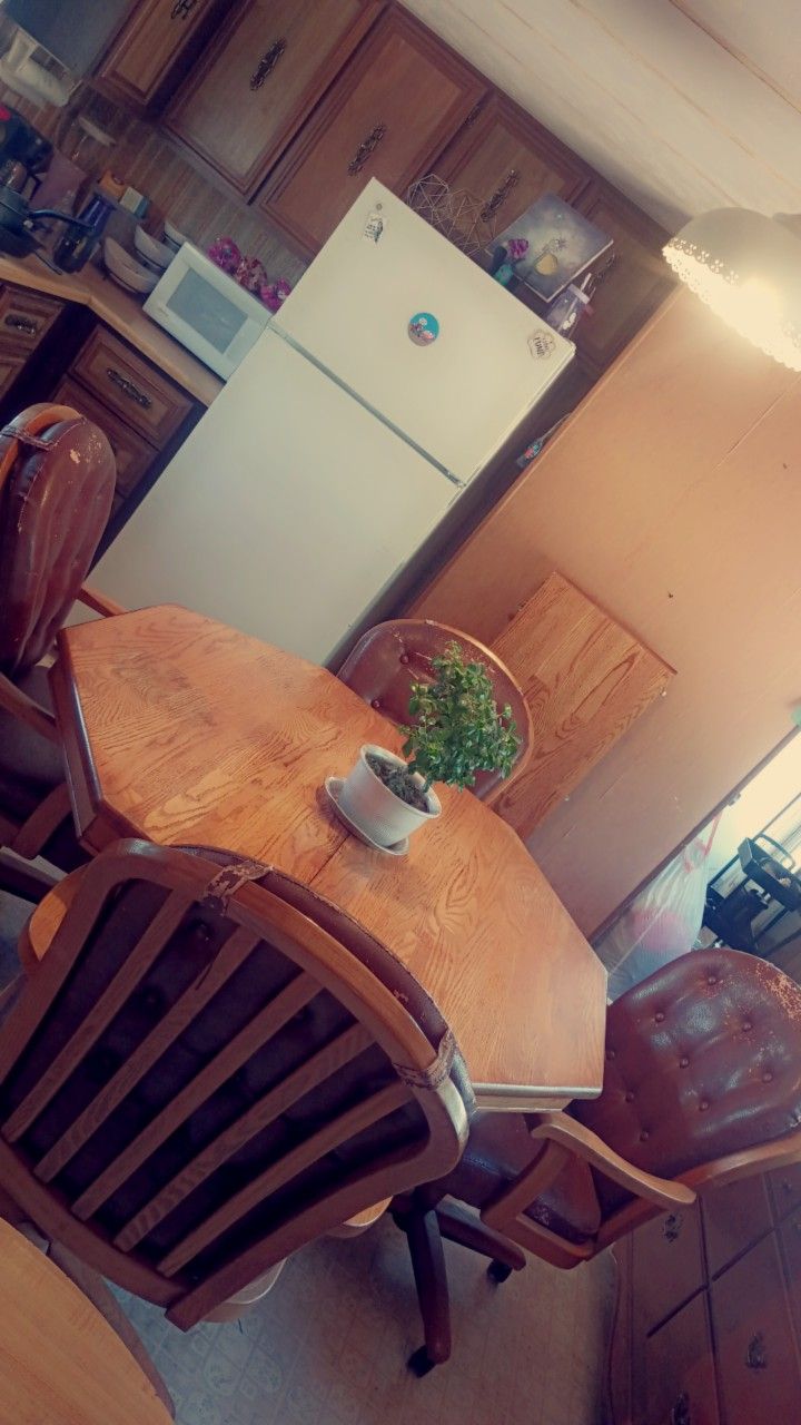 Dining Room Table And Chairs With extender Leaf 
