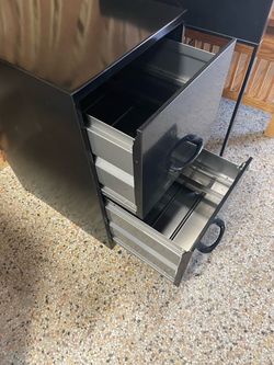 Locking File cabinet, key 🔑 14” W El archivador