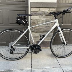 GIANT ESCAPE Hybrid Bicycle