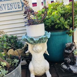 GARDEN BUNNY PLANT STAND
