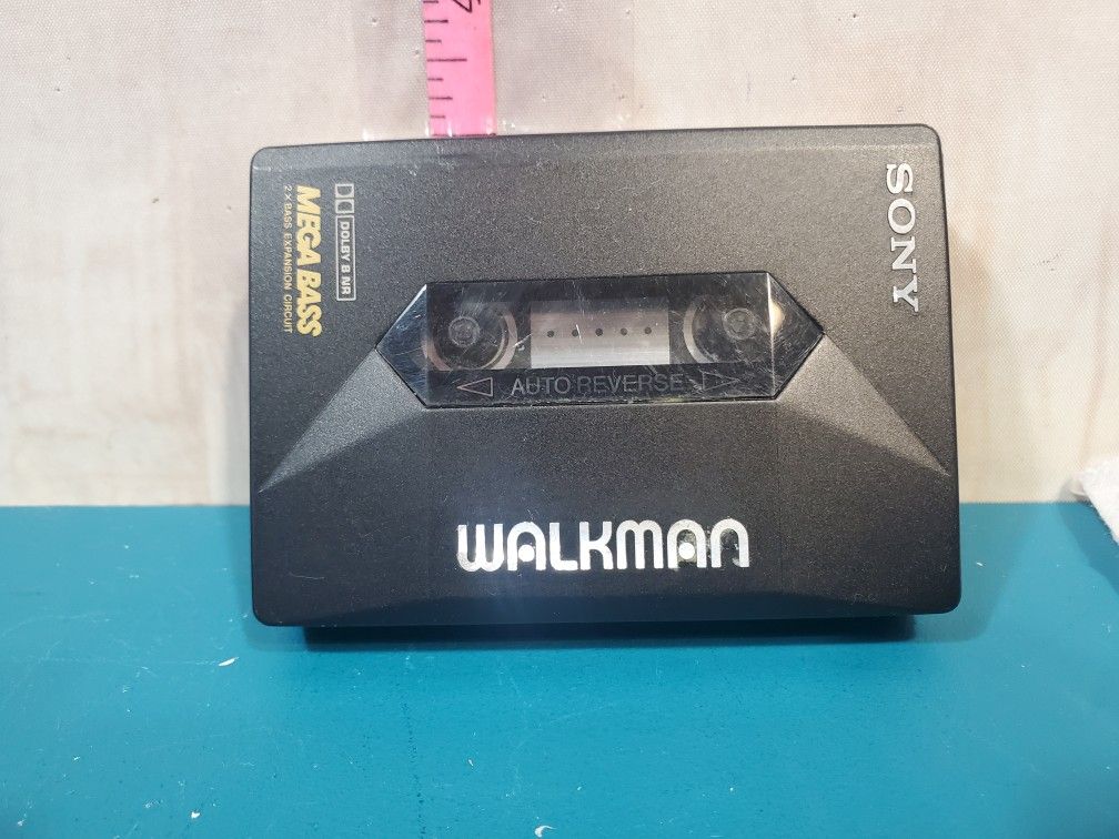 @CHV. VINTAGE SONY WM 2091 WALKMAN CASSETTE TAPE PLAYER FOR PARTS OR REPAIR
