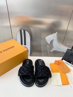 A brand-new women's slippers