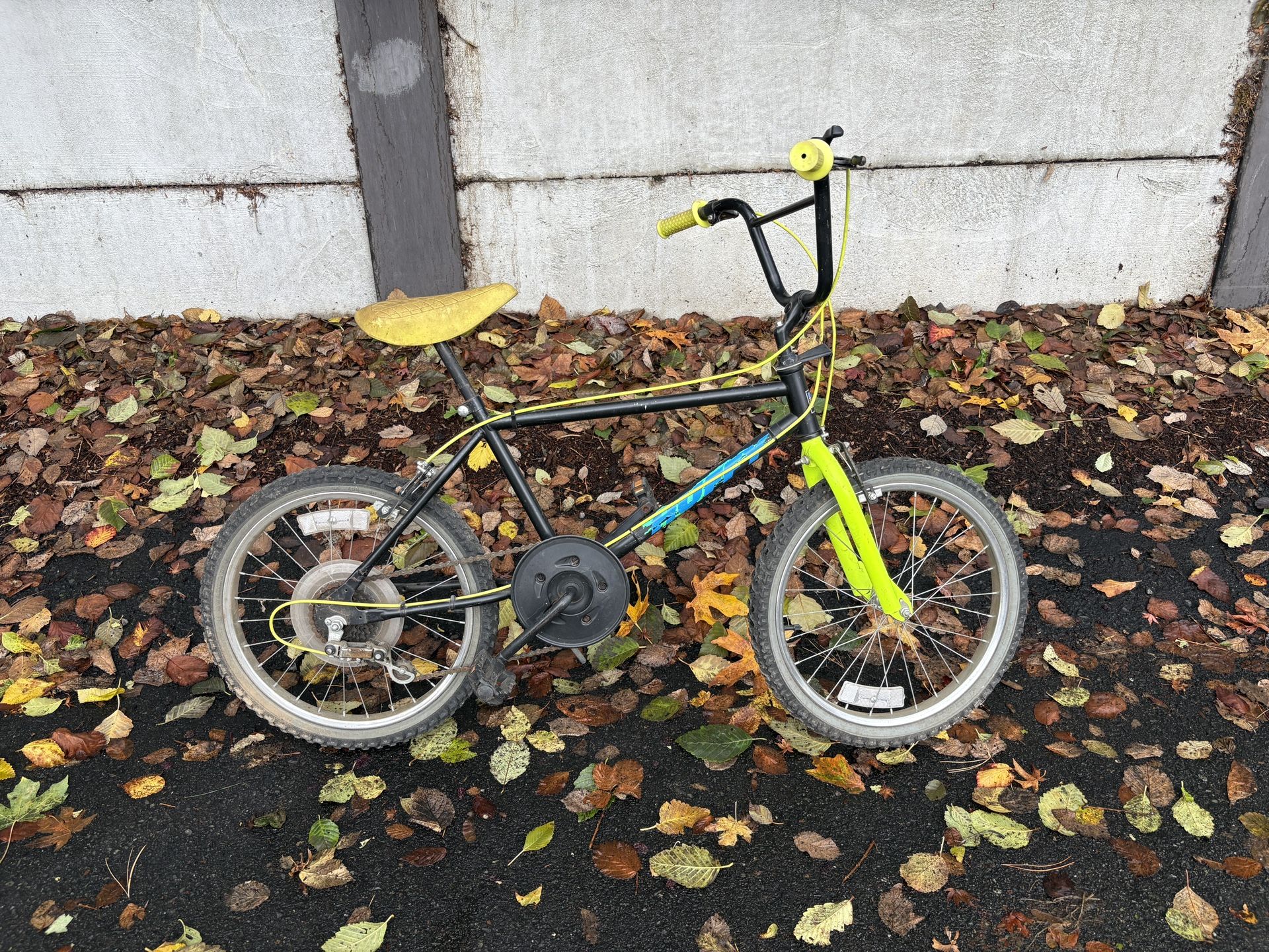 Vintage 90s Huffy BMX bike