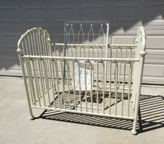 Iron Baby Crib Nursery furniture & Decor