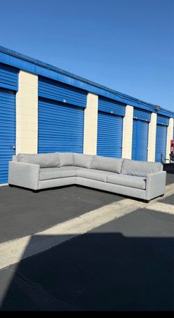 BEAUTIFUL SECTIONAL COUCH DELIVERY AVAILABLE