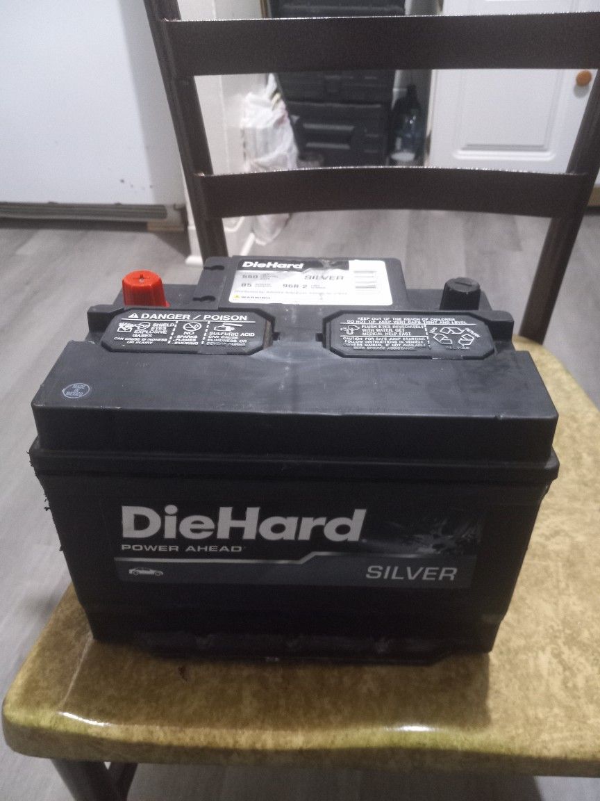 DieHard Silver Battery: 96R Group Size, 550 CCA, 685 CA, 85 Minute Reserve Capacity Seminuevo 12V