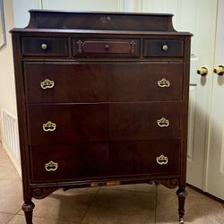 American Federal Era style dresser with lift top mirror