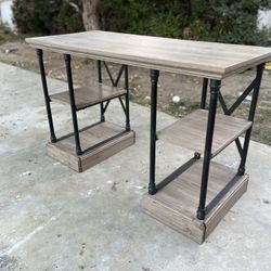 Solid & Stylish Desk – Looks Great in Any Room