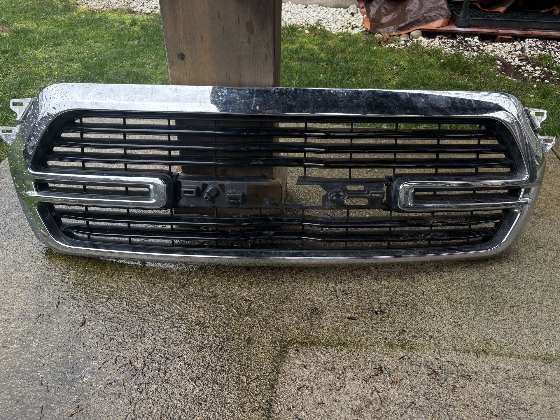 RAM 1500 Front Grille Chrome – OEM – Good Condition