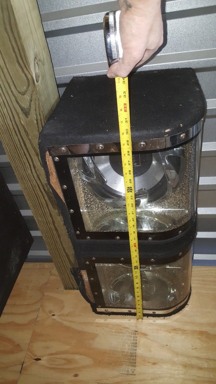 2 12 Inch Subs In 4th Order Bandpass Box Working