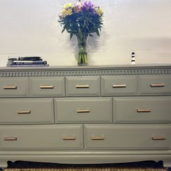 Beautifully Refinished Solid Maple 8-Drawer Dresser – Like New!
