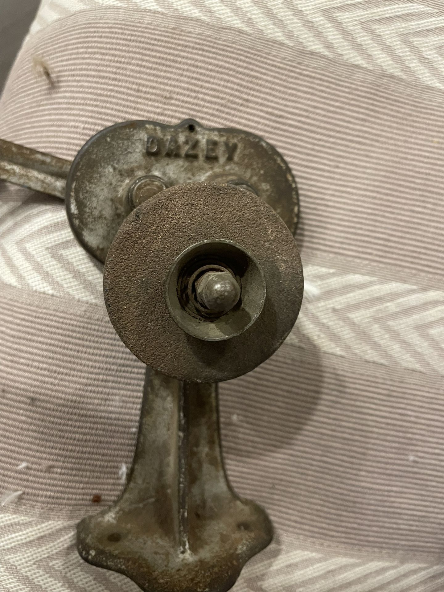 Antique 1925 DAZEY SHARPIT TABLE TOP SHARPNER