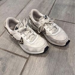 Girls/Women’s Nike Shoes Size 6