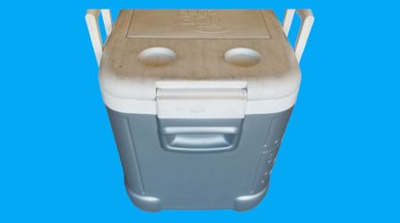 IGLOO Winder Farms Cooler $20 with Cup Holders & Ice Storage Up Top
