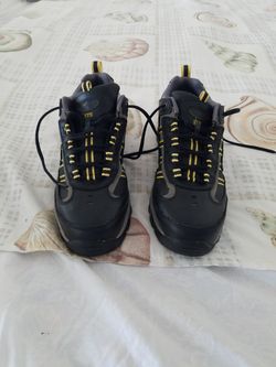 Black oil & slip resistant work shoes size 10 like new