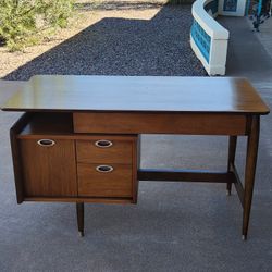 MAINLINE BY HOOKER MCM MID CENTURY DESK