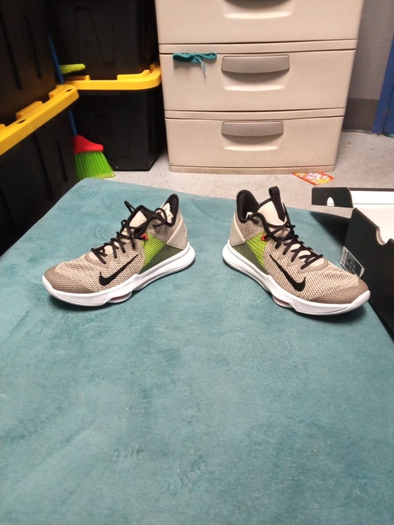I'm Selling A NOTHER PAIR OF LABRONS BUT DIFFERENT