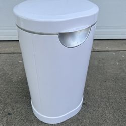Munchkin Step Diaper Pail + Extra Bags 
