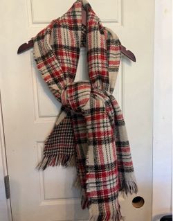 Women’s Shawl/ scarf 🧣 (read the information please !