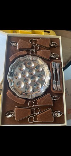 Escargot set in its original box