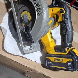 Serrucho DeWalt  De 6 1/2  Y Pila 3AH