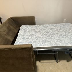 Extendable dining room with its chairs and a sofa bed