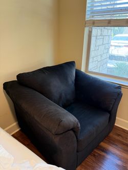 Black Ashley Furniture Darcy Chair