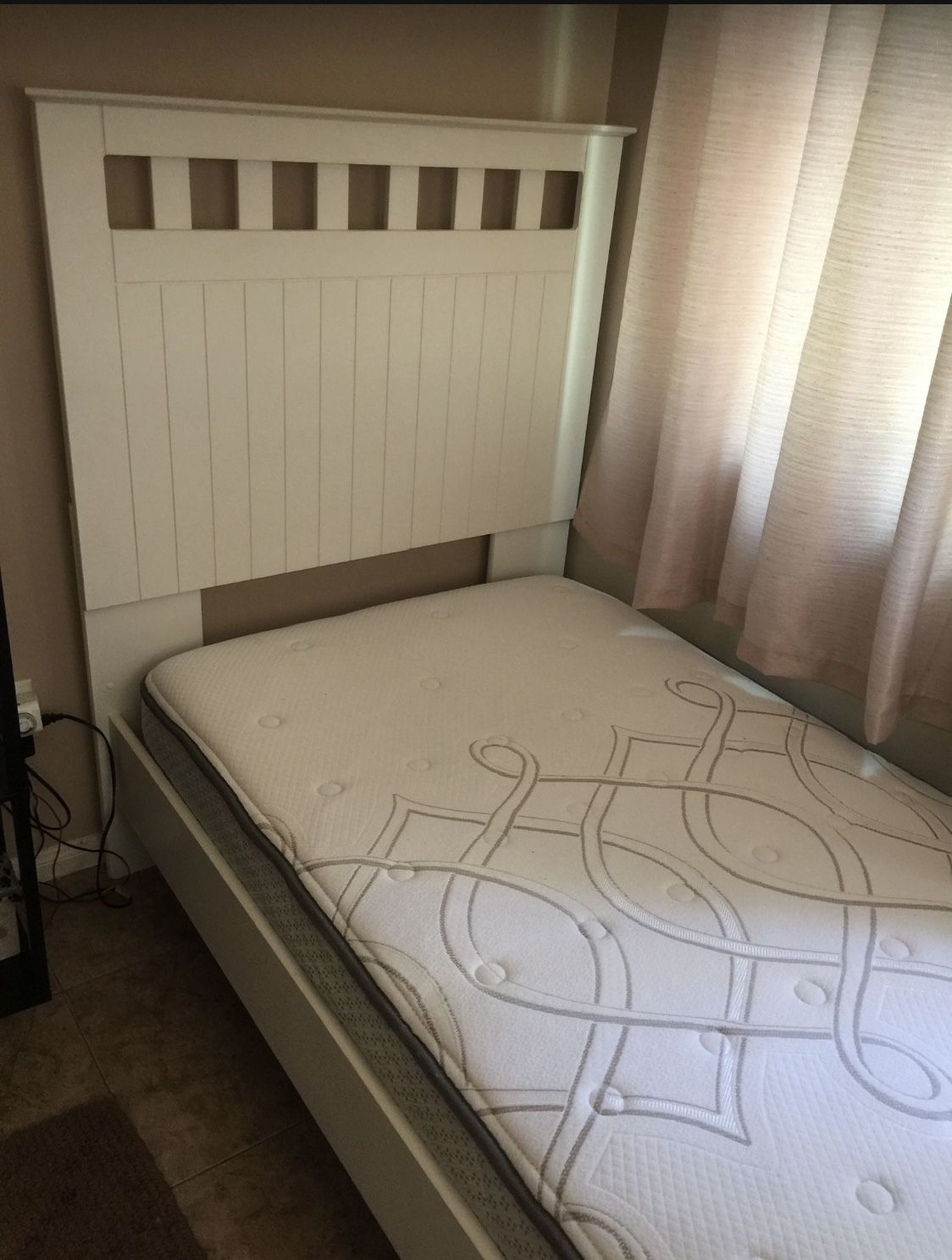BEAUTIFUL TWIN SIZE BED W/MATTRESS