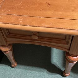 Beautiful thomasville end table 