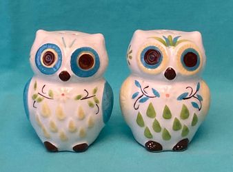 Ceramic owl salt & pepper shakers set Boston Warehouse 3” tall blue green yellow