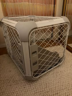 Diggs dog crate (size small) with dog bed and divider