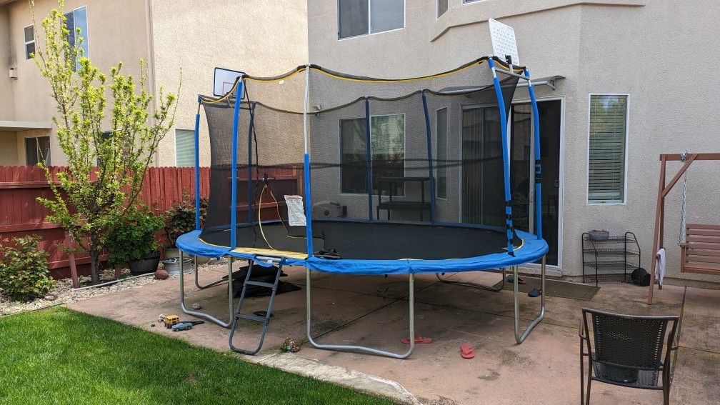 Trampoline, Huge Size 10x15 Feet 