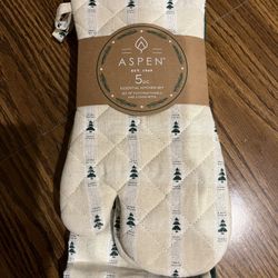 Kitchen hot gloves and 3 towel gift set, NEW.