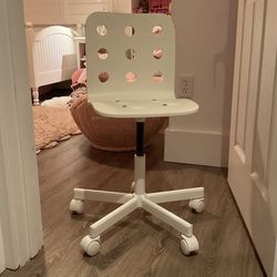 KIDS WHITE SWIVEL CHAIR
