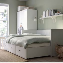 IKEA Hemnes Daybed - Twin With Pullout Bed And Storage 