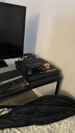 PS4 1TB LIKE NEW