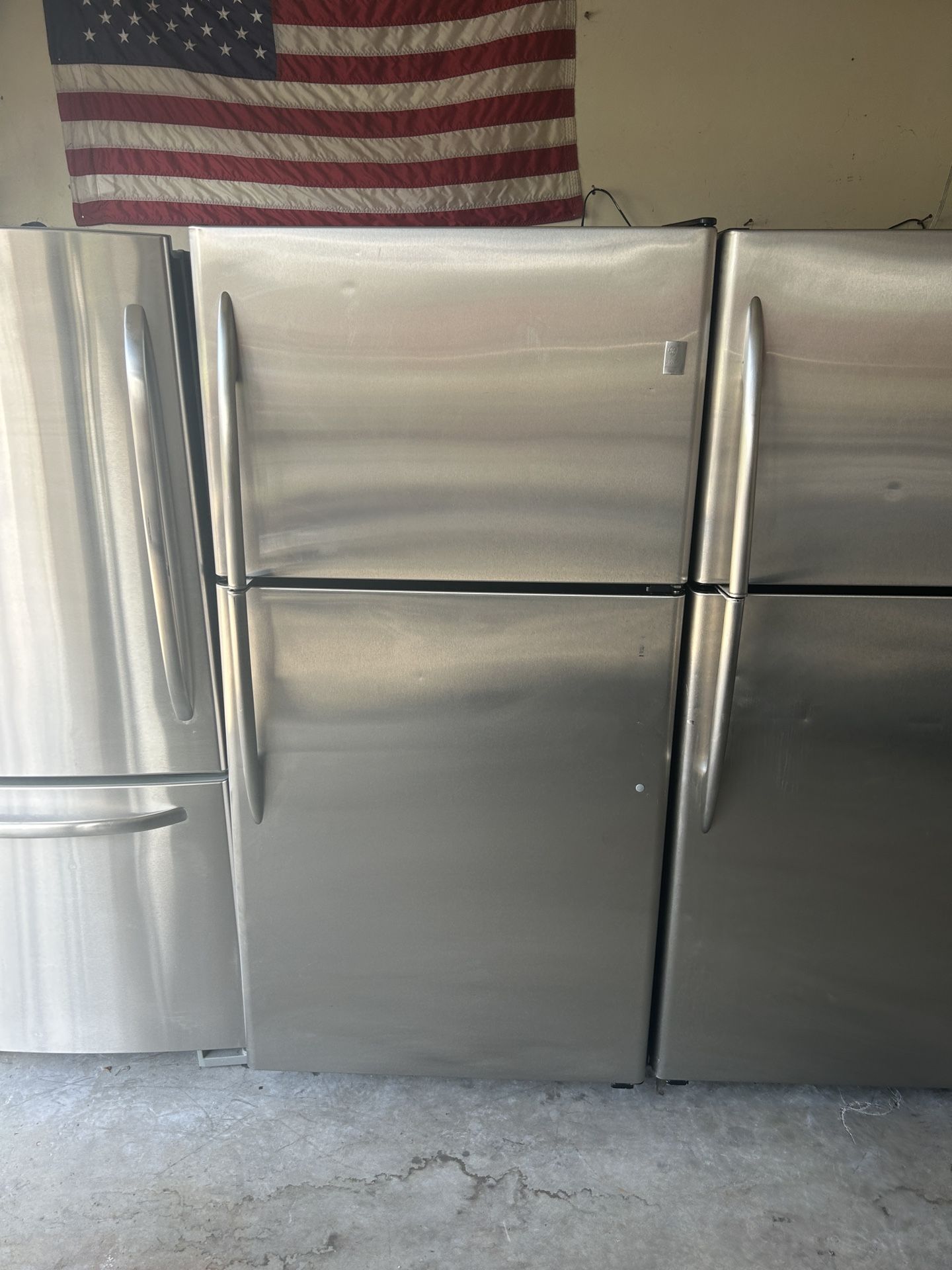 GE  33 INCHES  TOP FREEZER REFRIGERATOR WORKING GREAT