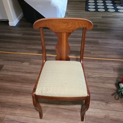4 Nice Dinette Chairs