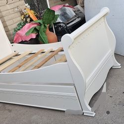 **Beatiful Wooden Twin Daybed With Pullout Trundle**