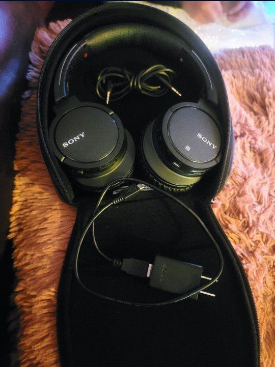 Sony Wireless Bluetooth &  Noise Canceling Wireless Headphones Black Tested 
Complete With Cover 

32st & Greenway Cash Firm 