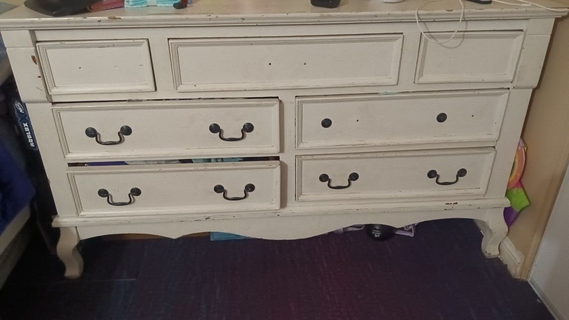 White Dresser for Sale in Glmn Hot Spgs, CA OfferUp