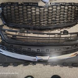 15 OE Chevy Malibu Grille Assembly 