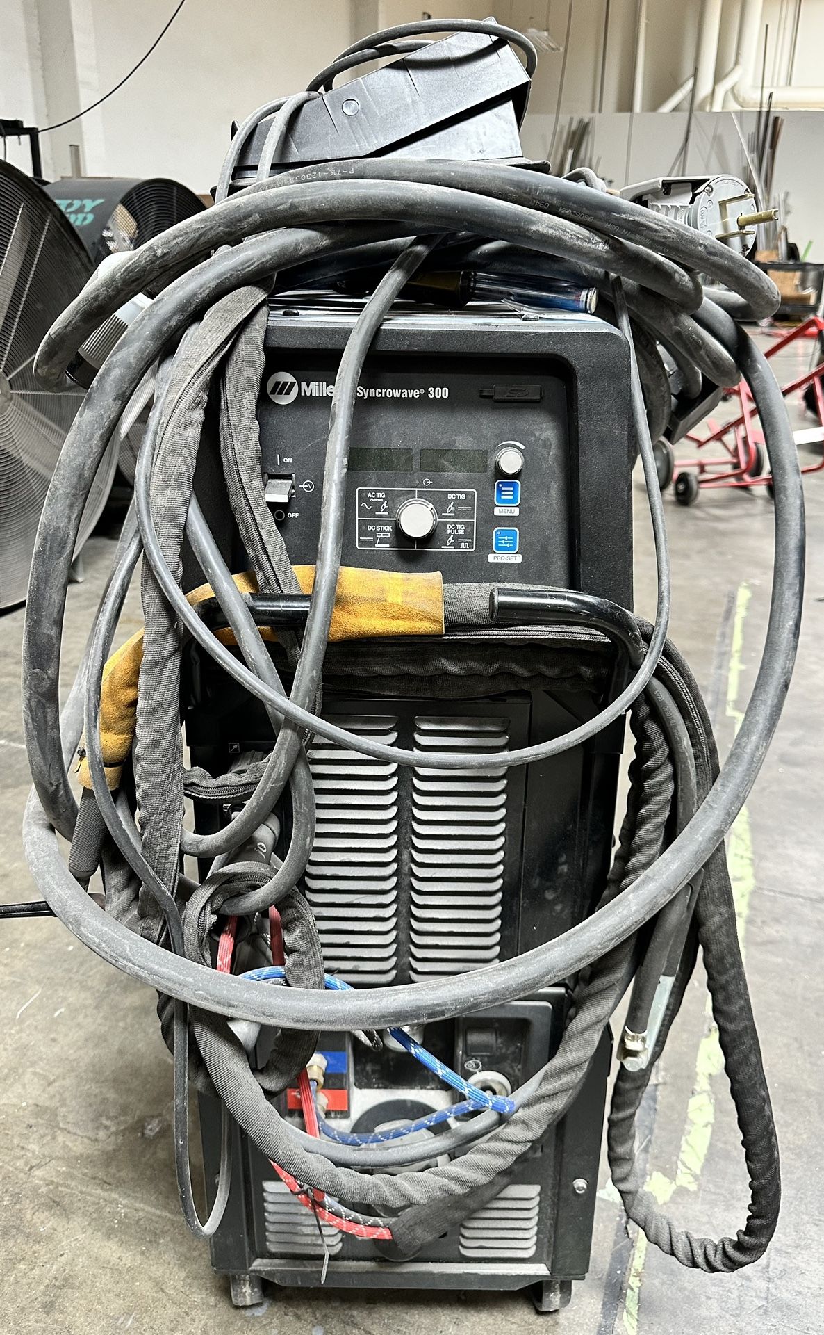 LA WAREHOUSE MOVING SALE - MILLER WELDING SYNCROWAVE 300 WELDER