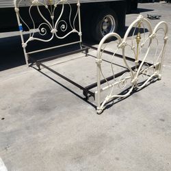 Queen's size bed frame only good condition