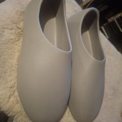 YZY SLIDES,SIZE 11,NEW NEVER WORN