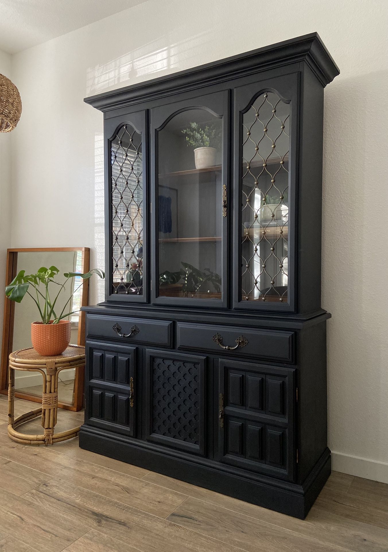 China Cabinet *READ DESCRIPTION 