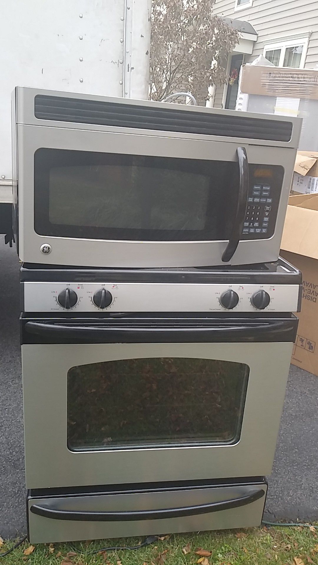 Great combo microwave and gas range GE