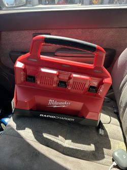 Milwakee Rapid Charger 6 Batteries 