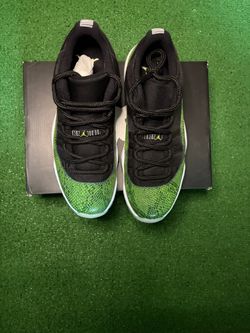 Air Jordan retro 11 low green snakeskin size 9 in great condition very clean with shoe box.