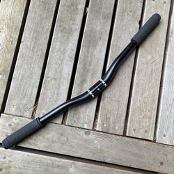 Like New 26” W Kona Riser Handlebar + Kona Grips